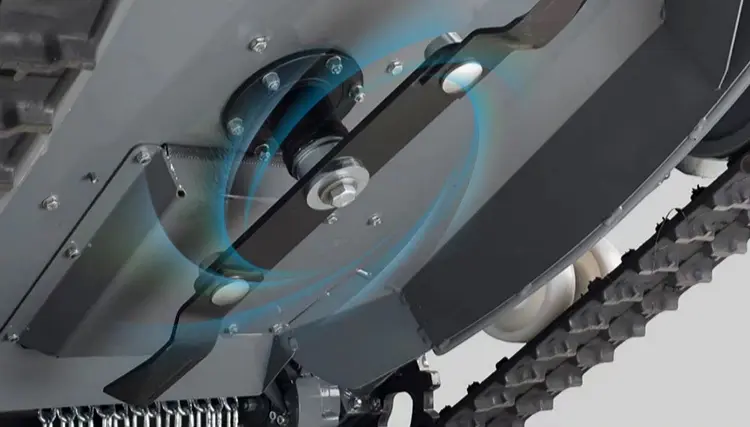 Blades of a remote-controlled lawnmower